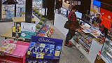 澳大利亚：加油站收银员请求劫匪去抢另一家，劫匪同意后离开