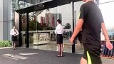 只要我们不尴尬，尴尬的就是他