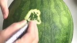 小伙用西瓜雕刻祝福语，我要是领导我就给你涨工资