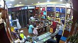 监控拍下酒行老板“醒酒”，酒醒没醒我不知道，反正他吓醒了