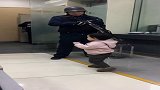 妈妈带小情人去取钱，她也就敢在警察叔叔面前这样，换成我试试