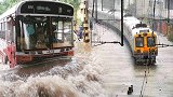 泰国的火车有多厉害？铁轨都被淹没了，火车依然在洪水中行驶