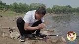 小伙河边钓不到鱼，竟祈求老天爷保佑，结局太搞笑了
