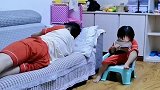爸爸和妈妈假装掉下沙发，女儿区别对待，真是太扎心了