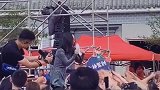 演出圆满结束，脑海里想着你们天气越来越冷，大家注意保暖哦