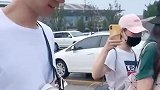 李现来成都了！旁边的小姐姐真搞笑，杨紫怎么不在