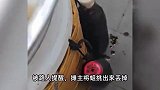 路边凉面摊酱油里被曝生蛆，摊主淡定挑出接着用：没人看到就没有