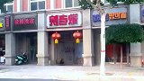 敬老院里的老人扶着栏杆望向街边