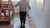 男孩上体育网课跳绳，妈妈怕影响邻居地上铺被子，来减少产生噪音