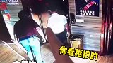 好不容易买个馅饼吃，却遭同事抢食护食是护住了但是祸不单行呀