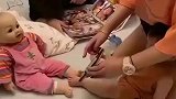 宝妈用玩偶教育孩子，手机下场竟是被打