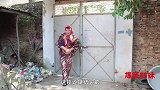 短剧：妈妈在家睡觉，村妹竟然拿打火机烧妈妈腿毛，结果被打一顿