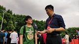 PP体育采访场外球迷：支持狼队赢下比赛！我是曼联球迷