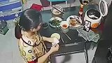 女子蹲在椅子上吃饭，结果下一秒人仰马翻