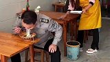 保安小哥米粉吃了一半，突然撒腿就跑，看到最后暖心了