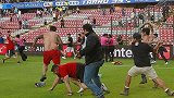 墨西哥联赛大骚乱 双方球迷乱战致26人受伤
