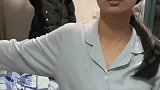 女生询问室友能不能帮忙整理下衣柜，室友用一套丝滑动作躺到床上
