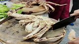 究竟是不是厨师高手，在这清理螃蟹的手法上，就能看出来！