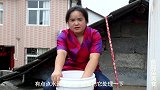 苗大家屋顶涂胶水，饿了吃糍粑，腰上游泳圈太大有点吓人