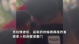 新郎接亲被堵门一小时，丈母娘气得吃两次救心丸：是娘家人和闺蜜堵的门