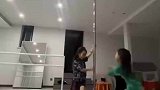 5岁女儿经常看妈妈上钢管舞课，自己也即兴来了一段，动作到位