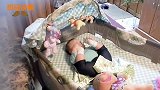 宝宝在自己房间睡觉，爸爸推开门看到这画面，笑傻了
