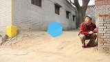 美女遇奇葩小伙打劫，一分没要到还倒贴了5000元，太逗了