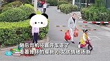 女孩拐弯处摆摊卖樱桃，白车撞翻果篮径直开走，女孩无助崩溃大喊