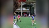 新尝试怪怪的！蹦迪式足球看似僵尸乱舞 满屏大长腿
