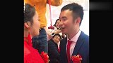 婚礼搞笑一幕，一看新娘就比较有经验，新郎只能听之任之！