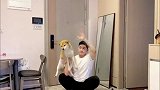 铲屎官宅家举狗狗训练 锻炼效果极其显著