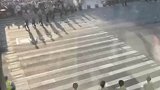 上海南京路人流如织，拉链式人墙再现，保障游客安全和道路通畅