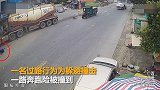 罐车横扫数车撞入民宅 监控拍下路人死里逃生一幕