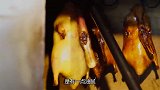 顾客怕烤鸭太肥，大厨端上桌后，直接用火烧去油，切开后没话说了