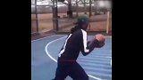 大冷天的瞎打什么篮球 小哥差点把自己甩飞了
