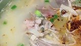 这个漂亮可爱的女生，做面的样子真是太俏皮了！