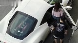 女朋友上了好友的法拉利男闺蜜依依不舍，还为其关门，真心疼他
