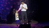 刘恺威与女儿上台献唱嘴对嘴亲吻小糯米神似妈妈杨幂