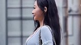 街拍：妹子这身打扮好时尚，旁边阿姨好嫉妒