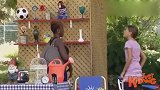 女孩让路人帮忙看店，小孩玩具猴恶搞路人，防不胜防