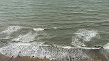 刚才太阳出来了，远处发现一条船，海水水位下降了很多