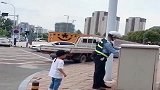 苦等3分钟，小男孩求助交警帮修红绿灯，被他的纯真打动了！