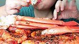 韩国大婶吃雪蟹腿和大虾，看上去卖相很不错，应该很好吃