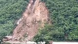 云南玉溪山体滑坡：山腰上巨石不断滚落 公路被砸出裂缝交通中断