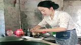 这是我邻居，听说她是远嫁农村来，她现在正在做饭！