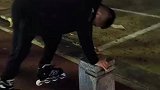 小棉袄叫爸爸滑冰漏风了