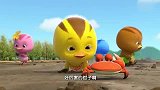 萌鸡小队：麦奇在泥潭里玩，看到一只小鱼在奔跑，很是好奇