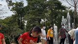 小朋友你们让叔叔阿姨怎么跳绳