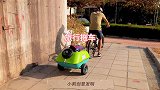 小伙居然利用两辆手推车打造了一款旅行拖车，小巧还很能装，真牛！