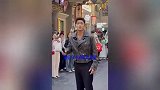 35岁陪爬泰山男演员转行景区NPC
